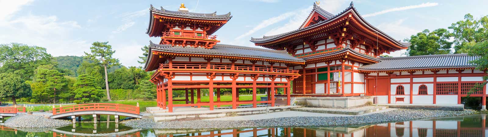 Visit to a Japanese temple facing a beautiful lake on a Japan vacation